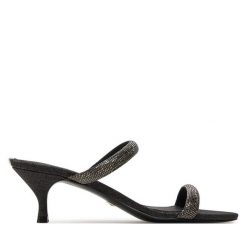 Klapki Guess. Czarne klapki damskie Guess, z aplikacjami, bez obcasa. Za 399.99 zł.