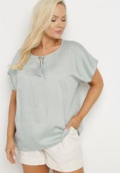 Jasnozielona Bluzka z Wiskozą Wiązana przy Dekolcie Dovarelle. Zielone bluzki damskie Born2be, plus size, bez wzorów, z jeansu, eleganckie, bez kołnierzyka, plus size, bez ramiączek. Za 39.99 zł.