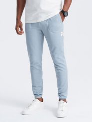 Spodnie męskie dresowe ze strukturalnej dzianiny - jasnoniebieskie V4 OM-PASK-0211 - XXL. Niebieskie spodnie dresowe męskie Ombre Clothing, z aplikacjami, z bawełny. Za 143.99 zł.