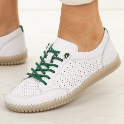 Białe ażurowe skórzane półbuty damskie Vinceza 79598. Białe półbuty damskie VINCEZA, w ażurowe wzory, z jeansu, casualowe, z okrągłym noskiem, bez obcasa, na płaskiej podeszwie. Za 249.00 zł.