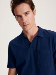 Koszulka polo regular fit - granatowy. Niebieskie koszulki polo męskie Reserved, l, bez wzorów, z bawełny, bez ramiączek. W wyprzedaży za 55.99 zł.