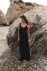 Spodnie z wiskozy o luźnym kroju w kolorze TOTALLY BLACK - SAN DIEGO-M. Czarne spodnie materiałowe damskie Marsala, bez wzorów, z nylonu, eleganckie. W wyprzedaży za 86.97 zł.