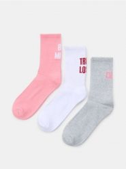 Prążkowane skarpetki z motywem walentynkowym 3 pack - biały. Białe skarpetki damskie Sinsay, bez wzorów, prążkowane. Za 15.99 zł.
