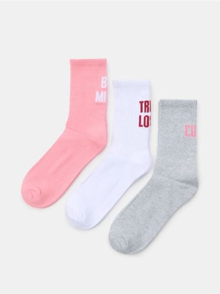Prążkowane skarpetki z motywem walentynkowym 3 pack - biały. Białe skarpetki damskie Sinsay, bez wzorów, prążkowane. Za 15.99 zł.
