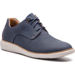 Półbuty CLARKS - Un VoyagePlain 261367787 Navy Nubuck. Niebieskie półbuty męskie Clarks, z materiału, bez zapięcia. W wyprzedaży za 349.00 zł.