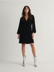 Welwetowa sukienka mini - czarny. Czarne sukienki damskie Reserved, l, bez wzorów, z tkaniny, bez kołnierzyka, bez ramiączek, mini. W wyprzedaży za 39.99 zł.