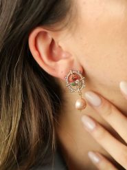 L'Atelier de Gaia Pozłacane kolczyki-wkrętki z cyrkoniami i perłami rozmiar: onesize. Różowe kolczyki damskie L'Atelier de Gaia, z cyrkonią, pozłacane. Za 78.99 zł.