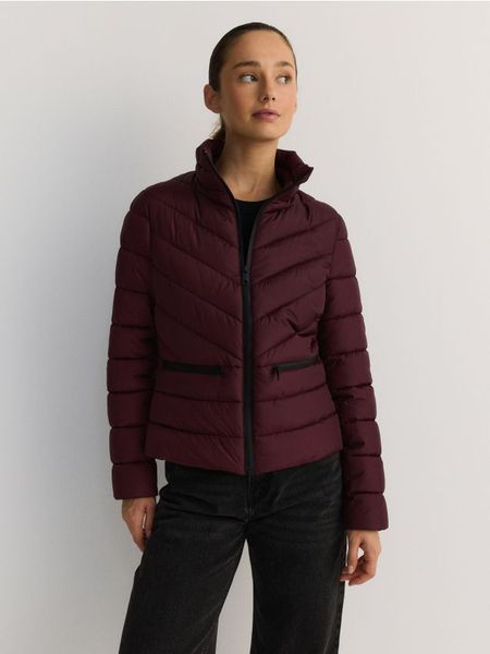 Pikowana kurtka - mahoniowy. Brązowe kurtki damskie Reserved, l, bez wzorów, z tkaniny, bez kaptura. W wyprzedaży za 49.99 zł.