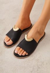 Czarne Klapki VICES Ozdobione Wycięciami i Metaliczną Aplikacją Genereida. Czarne klapki damskie Renee, z aplikacjami, bez obcasa, na płaskiej podeszwie. Za 79.99 zł.