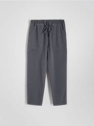 Spodnie z bawełną i lyocellem - ciemnoszary. Szare spodnie materiałowe damskie Reserved, bez wzorów, z bawełny. W wyprzedaży za 79.99 zł.