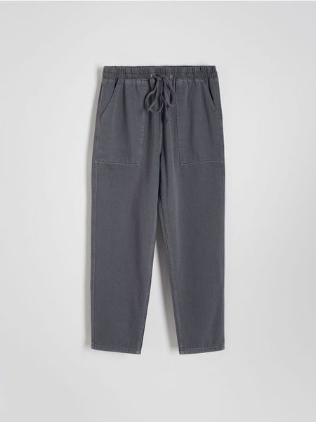 Spodnie z bawełną i lyocellem - ciemnoszary. Szare spodnie materiałowe damskie Reserved, bez wzorów, z bawełny. W wyprzedaży za 79.99 zł.
