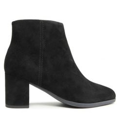 Botki Clarks. Czarne botki damskie Clarks, bez obcasa, na słupku, bez zapięcia. Za 499.99 zł.