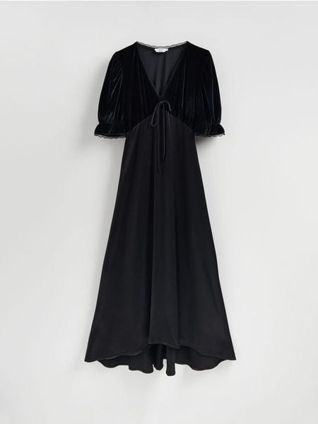 Sukienka z wiskozy - czarny. Czarne sukienki damskie Reserved, l, bez wzorów, z tkaniny, bez kołnierzyka, bez ramiączek. Za 229.99 zł.