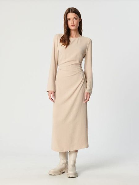 Sukienka midi - beżowy. Brązowe sukienki damskie Sinsay, l, bez wzorów, bez kołnierzyka, bez ramiączek, midi, dopasowane. Za 59.99 zł.
