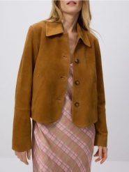 Zamszowa kurtka z kołnierzykiem - bursztynowy. Pomarańczowe kurtki damskie Reserved, l, bez wzorów, ze skóry, bez kaptura. W wyprzedaży za 459.99 zł.