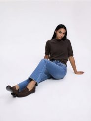 Sweter z krótkim rękawem - brązowy. Brązowe swetry klasyczne damskie Reserved, l, z dzianiny, bez kołnierzyka. Za 89.99 zł.