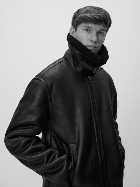 Kurtka sherpa z kołnierzem - czarny. Czarne kurtki męskie Reserved, l, bez wzorów, z tkaniny, bez kaptura. Za 359.99 zł.