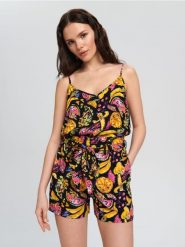 Szorty z paskiem - czarny. Czarne szorty damskie Sinsay, bez wzorów, ze skóry. Za 39.99 zł.