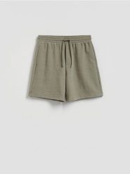 Strukturalne szorty regular fit - jasnozielony. Zielone szorty męskie Reserved, z bawełny, bez kołnierzyka. Za 99.99 zł.