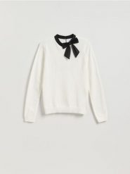 Sweter z ozdobną kokardą - kremowy. Białe swetry klasyczne damskie Reserved, l, z dzianiny, bez kołnierzyka. Za 109.99 zł.