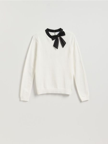 Sweter z ozdobną kokardą - kremowy. Białe swetry klasyczne damskie Reserved, l, z dzianiny, bez kołnierzyka. Za 109.99 zł.