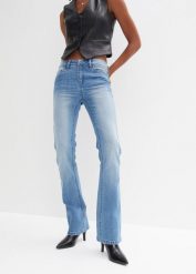 Jeansy z rozkloszowanymi nogawkami, mid waist, ze stretchem. Niebieskie jeansy damskie bonprix. Za 129.99 zł.