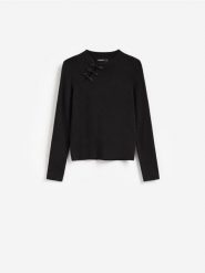 Sweter z ozdobnym detalem - czarny. Czarne swetry klasyczne damskie Reserved, l, z dzianiny, bez kołnierzyka. Za 119.99 zł.