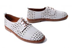 MANITU 840136-03 weiss, półbuty letnie damskie. Białe półbuty damskie Manitu, w ażurowe wzory, ze skóry, bez obcasa. Za 255.92 zł.