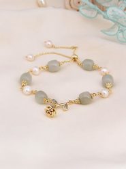 L'Atelier de Gaia Pozłacana bransoletka z jadeitem i perłami rozmiar: onesize. Szare bransoletki damskie L'Atelier de Gaia, pozłacane. Za 60.99 zł.