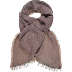SZALIK DAMSKI. Czerwone szaliki i kominy damskie TOP SECRET, bez wzorów, z dzianiny. W wyprzedaży za 24.99 zł.