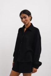 Koszula z plisowanej BAWEŁNY w kolorze TOTALLY BLACK - NELSON-S/M. Czarne koszule damskie Marsala, na lato, m, bez wzorów, z bawełny, eleganckie, bez kołnierzyka, bez ramiączek. Za 359.90 zł.
