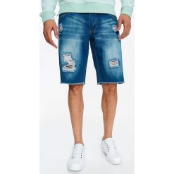 SZORTY MĘSKIE JEANSOWE Z NAPISAMI I PRZETARCIAMI. Niebieskie szorty męskie TOP SECRET, z jeansu, bez kołnierzyka. W wyprzedaży za 39.99 zł.