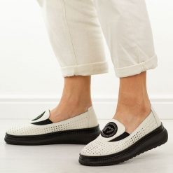 Białe skórzane ażurowe półbuty damskie Vinceza 95388. Białe półbuty damskie VINCEZA, z aplikacjami, z jeansu, biznesowe, z okrągłym noskiem, bez obcasa. W wyprzedaży za 197.10 zł.