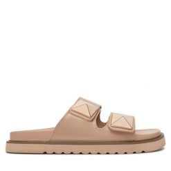 Klapki DeeZee. Brązowe klapki damskie DeeZee, bez wzorów, bez obcasa. Za 139.99 zł.