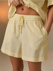 Szorty z domieszką lnu - żółty. Żółte szorty damskie Sinsay, bez wzorów. Za 29.99 zł.