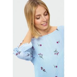 Elegancka bluzka z falbanką. Bluzki damskie Greenpoint, bez wzorów, z wiskozy, eleganckie, bez kołnierzyka, bez ramiączek. Za 39.99 zł.