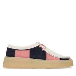 Półbuty Clarks. Półbuty damskie Clarks, bez wzorów, bez obcasa, na płaskiej podeszwie. Za 599.99 zł.