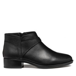 Botki Geox. Czarne botki damskie Geox, bez obcasa, na płaskiej podeszwie, bez zapięcia. Za 479.99 zł.