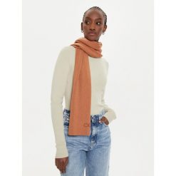 Szalik Calvin Klein. Brązowe szaliki i kominy damskie CALVIN KLEIN, bez wzorów. Za 299.99 zł.