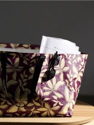 Torba zakupowa w roślinny wzór - wielobarwny. Torebki klasyczne damskie Sinsay, bez wzorów, bez dodatków. Za 9.99 zł.