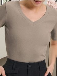 Koszulka z dekoltem V - beżowy. Brązowe t-shirty damskie Sinsay, l, bez wzorów, bez kołnierzyka. Za 12.99 zł.