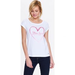 T-SHIRT KRÓTKI RĘKAW DAMSKI, Z NAPISEM I SERCEM. Białe t-shirty damskie TOP SECRET, z aplikacjami, bez kołnierzyka. W wyprzedaży za 19.99 zł.