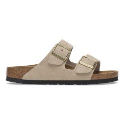 Klapki damskie BIRKENSTOCK Arizona LEVE Sandcastle. Brązowe klapki damskie Birkenstock, bez wzorów, bez obcasa. Za 369.99 zł.