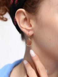 L'Atelier de Gaia Pozłacane kolczyki z kamieniami słonecznymi rozmiar: onesize. Brązowe kolczyki damskie L'Atelier de Gaia, pozłacane, z zapięciem typu bigiel. Za 39.99 zł.