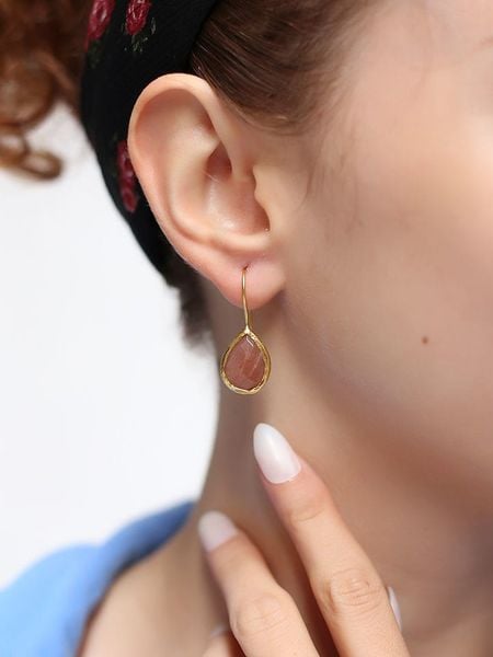 L'Atelier de Gaia Pozłacane kolczyki z kamieniami słonecznymi rozmiar: onesize. Brązowe kolczyki damskie L'Atelier de Gaia, pozłacane, z zapięciem typu bigiel. Za 26.93 zł.