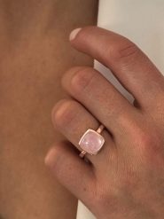 Les Petites Précieuses Pozłacany pierścionek z różowym kwarcem rozmiar: 60. Czerwone pierścionki damskie Les Petites Précieuses, z kwarcem, pozłacane. Za 221.88 zł.