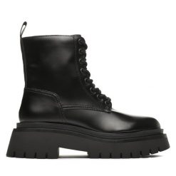 Botki Pepe Jeans. Czarne botki damskie Pepe Jeans, z jeansu, bez obcasa, na płaskiej podeszwie, bez zapięcia. Za 569.99 zł.