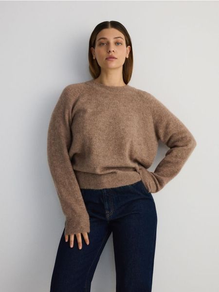Sweter z domieszką alpaki - brązowy. Brązowe swetry klasyczne damskie Reserved, l, z dzianiny, bez kołnierzyka. W wyprzedaży za 119.99 zł.