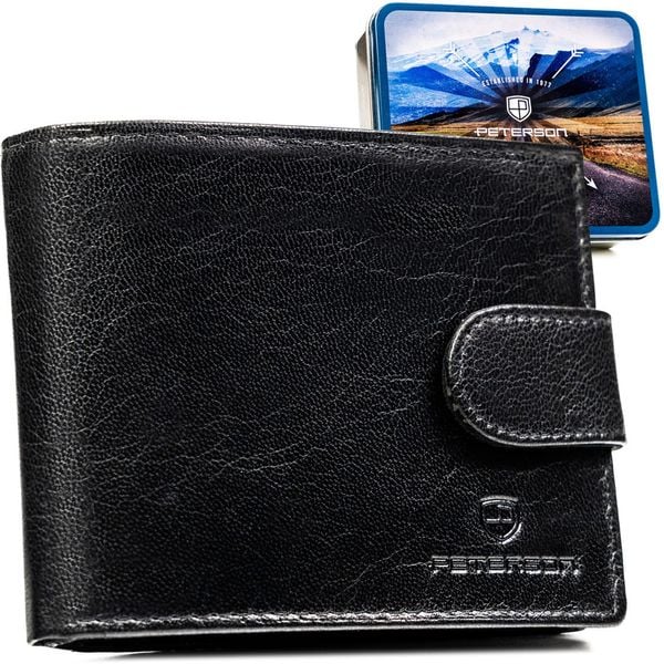 Poziomy portfel męski ze skóry naturalnej w czarnym kolorze w zestawie z brelokiem - Peterson. Czarne portfele męskie Peterson, bez wzorów, ze skóry. Za 99.99 zł.