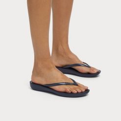 Klapki damskie FitFlop Iqushion Ergonomic TPU. Brązowe klapki damskie FIT FLOP, bez wzorów, z materiału, bez obcasa. Za 154.45 zł.